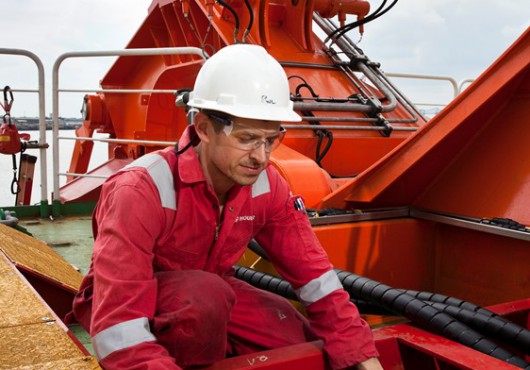 Houlder Installs Pile Gripper Arms on MPI Discovery (UK)