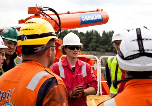 Houlder Installs Pile Gripper Arms on MPI Discovery (UK)