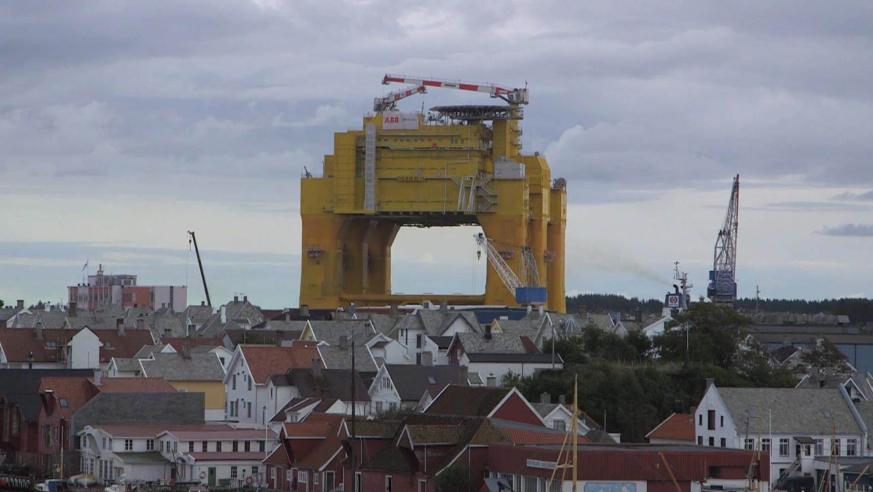 Gargantuan Beauty Arrives on Her Mighty Servant (VIDEO)