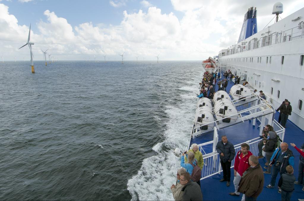 Tenth Luchterduinen Foundation Installed, Visitor Witness Piling Work