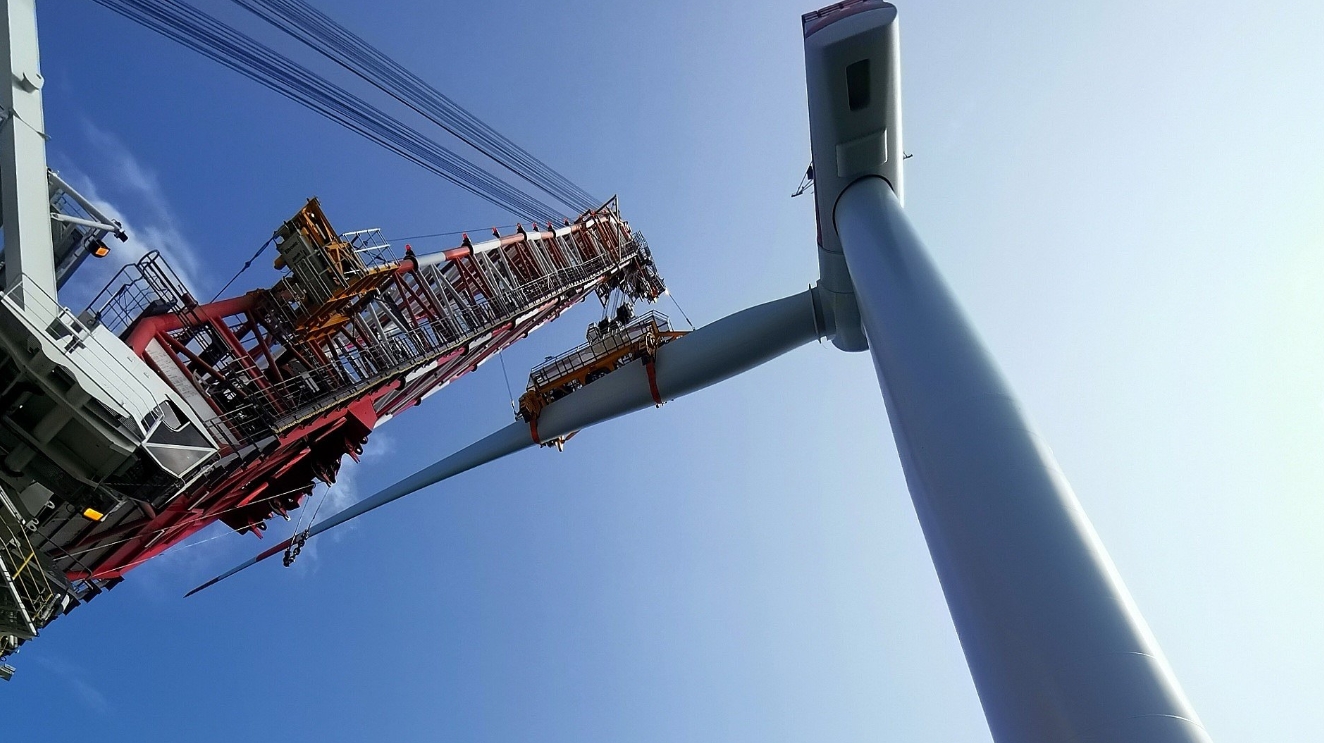 First Two Albatros Turbines Up