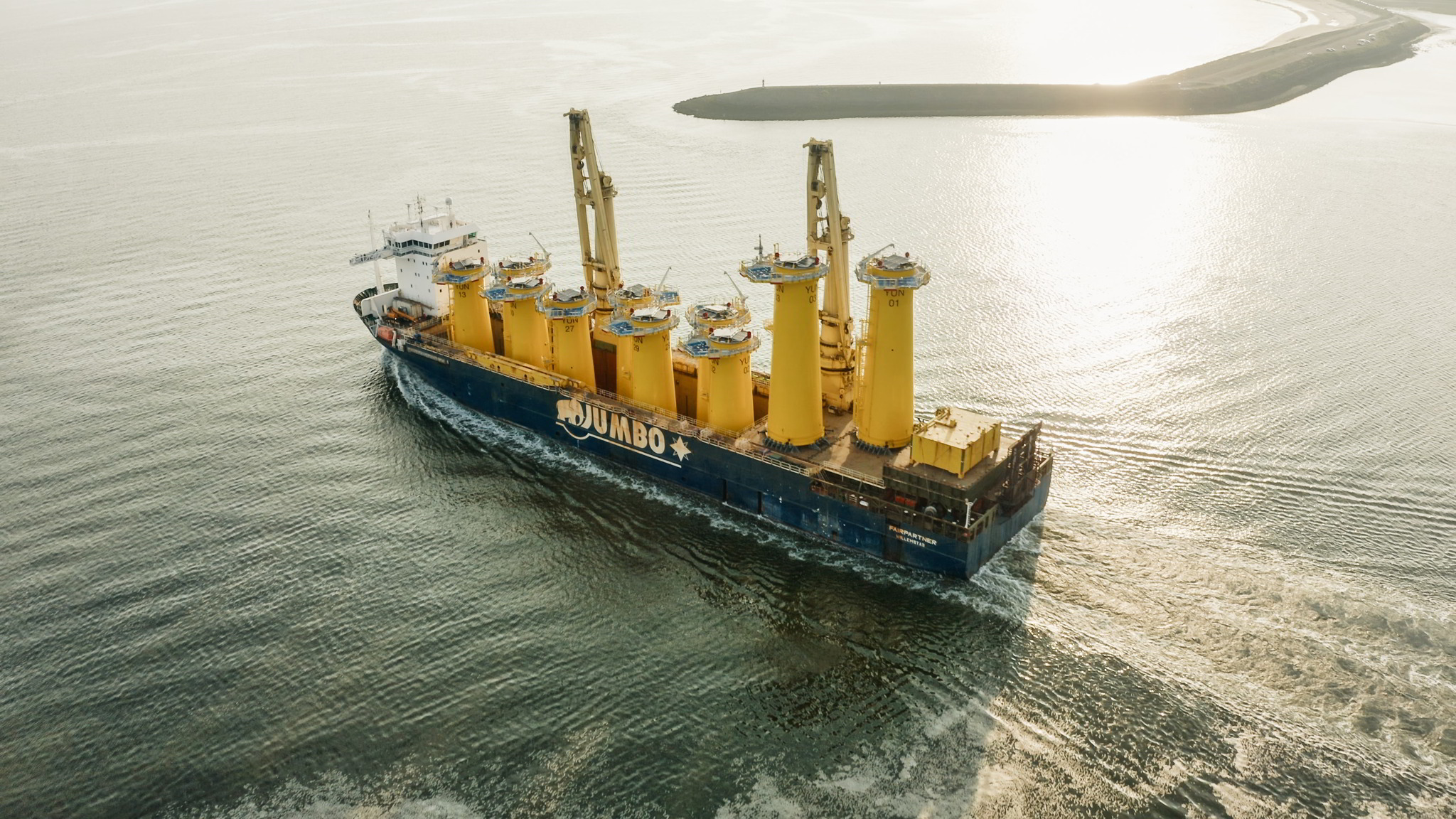 Jumbo Fairpartner vessel sailing with Yunlin transition pieces on board