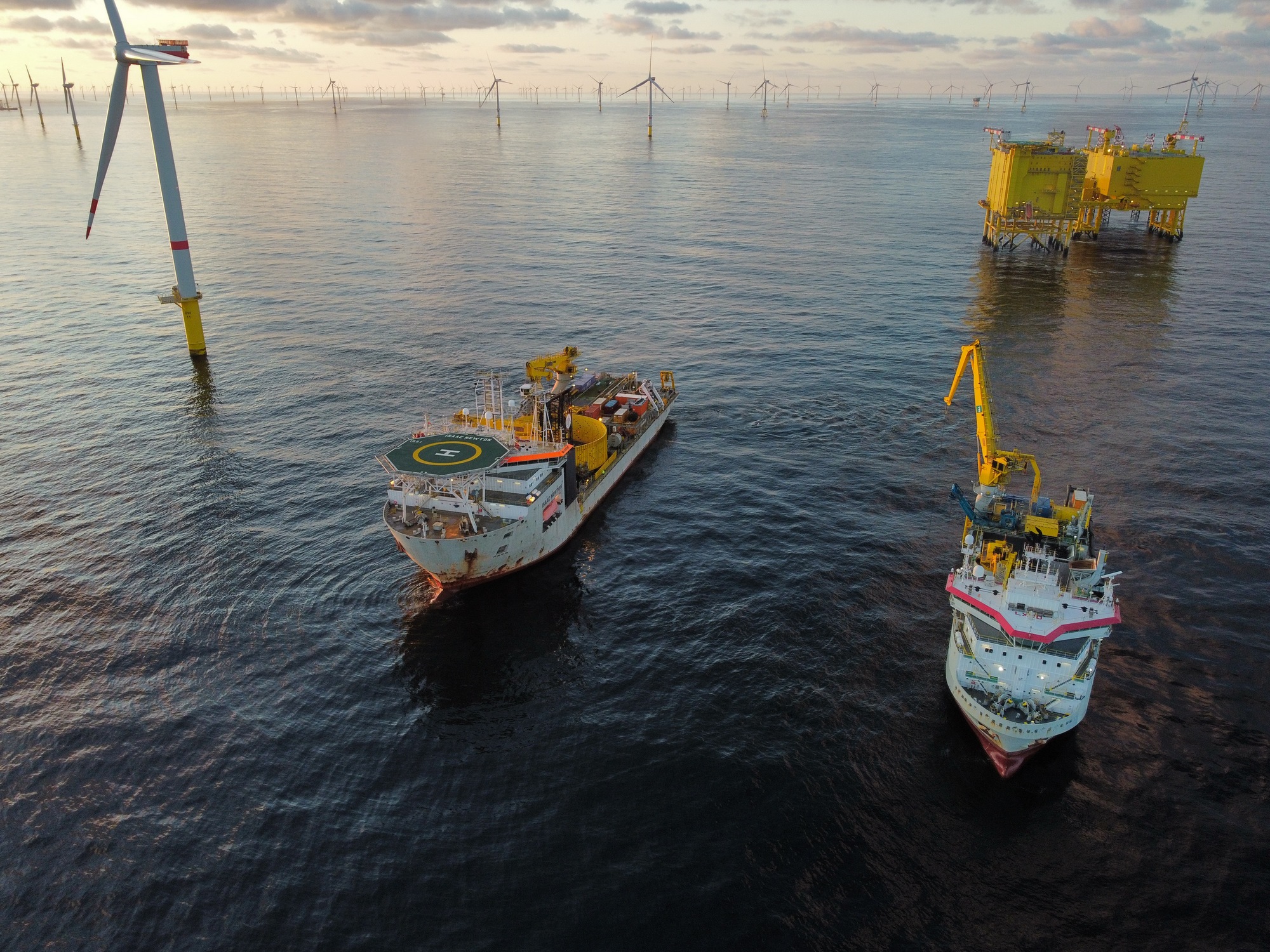 Jan De Nul vessels at DolWin alpha platform