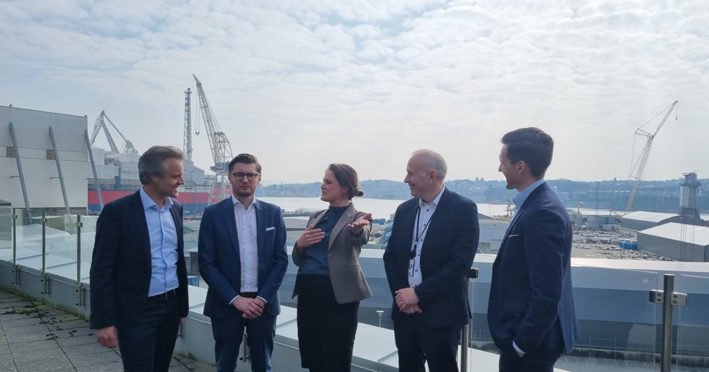 A photo of Leif Winther, Ørsted, Lars Bender, Fred. Olsen Seawind, Kari Nessa Nordtun, mayor of Stavanger, Jan Narvestad, Rosenberg Worley and Martin S. Lundby, Hafslund Eco.