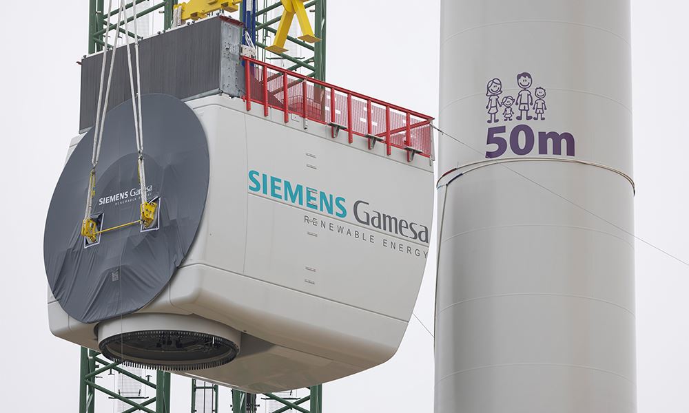 Siemens Gamesa instaluje gondolę na prototypowej turbinie w Danii