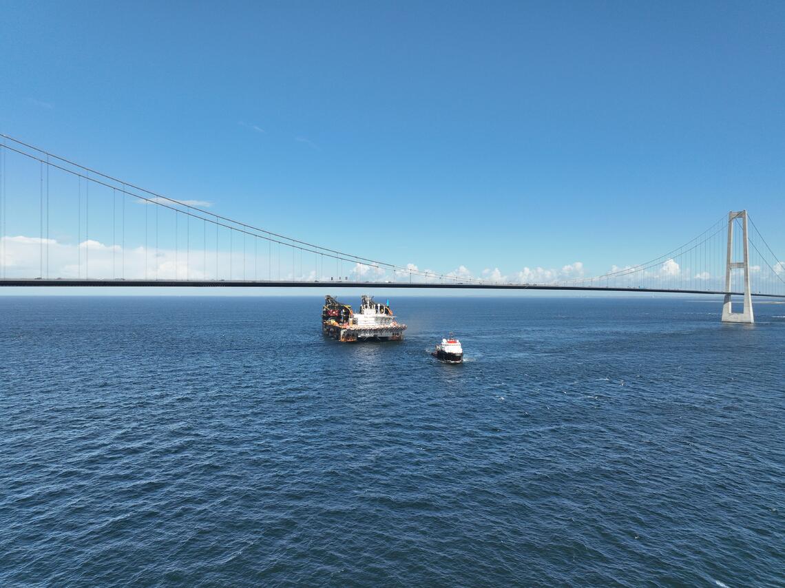 Thialf passing under the Storebaelt Bridge