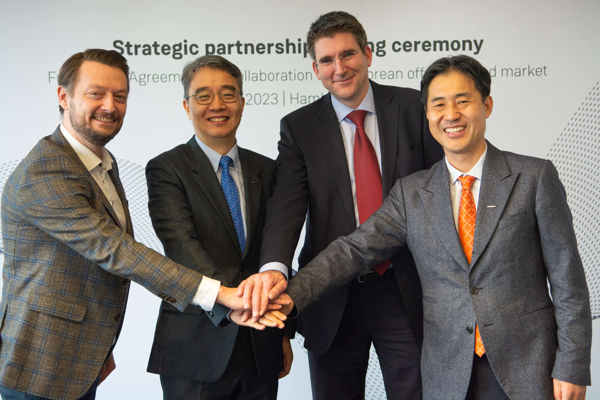 Agreement signing ceremony; in the photo are Kasper Yttesen Siemens Gamesa Head of Offshore New Markets, HongOok Park Executive Vice President Head of Power Service Business Group Doosan Enerbility, Marc Becker CEO Siemens Gamesa offshore business, SeungWoo Sohn Senior Vice President Head of Power Service Sales & Marketing Doosan Enerbility