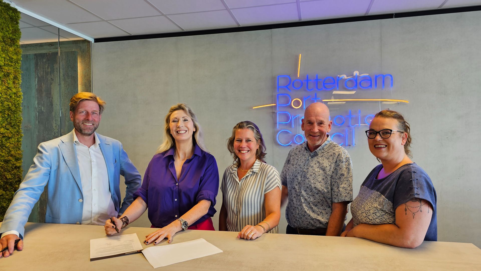 A photo of Rotterdam Port Promotion Council and Port of Rotterdam representatives signing agreement for Offshore Energy Exhibition & Conference with Navingo BV representatives