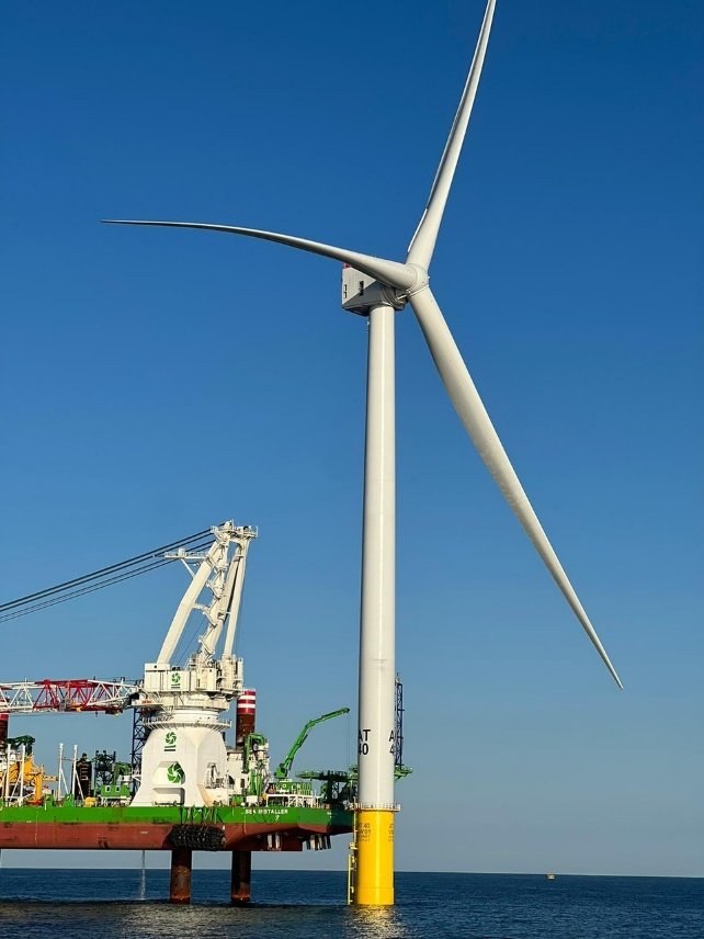 First Turbine Vineyard Wind